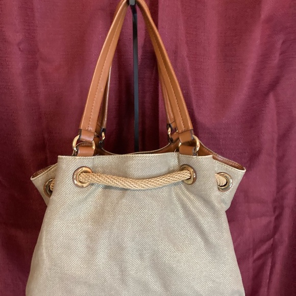 MK MICHAEL KORS SIGNATURE BUCKET SHOULDERBAG WITH DRAWSTRING AND TASSELS - Picture 8 of 10